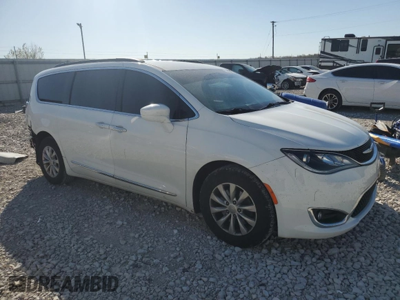 2017 Chrysler Pacifica Touring L with VIN 2C4RC1BG1HR519963, listed as a Copart auction lot 52800915 with 141,225 mi miles and Salvage Title. Bid and sale history available at DreamBid. Image 4.