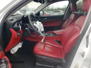 2018 Alfa Romeo Stelvio z VIN ZASFAKAN9J7B88322, wystawiony jako Copart lot #48808605 z przebiegiem 87 096 mil mil oraz Szkody całkowita. Historia ofert i sprzedaży dostępna na DreamBid. Obrazek 7.