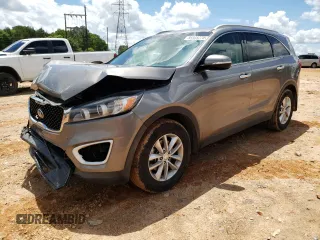 2017 Kia Sorento LX z VIN 5XYPG4A35HG297508, wystawiony jako Copart lot #56898275 z przebiegiem 137 498 mil mil oraz Szkoda całkowita • Salvage title. Historia ofert i sprzedaży dostępna na DreamBid. Obrazek 1.