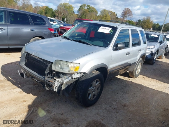 2006 Ford Escape XLT with VIN 1FMYU03176KB00200, listed as a IAAI auction lot 40928186 with 211,864 mi miles. Bid and sale history available at carsss.com. Image 2.