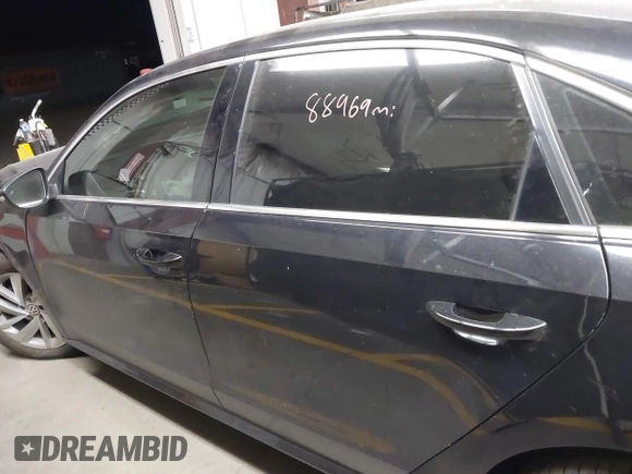 2018 Volkswagen Passat SE z VIN 1VWBA7A34JC016240, wystawiony jako IAAI lot #42339094 z przebiegiem 88 969 mil mil oraz . Historia ofert i sprzedaży dostępna na DreamBid. Obrazek 14.