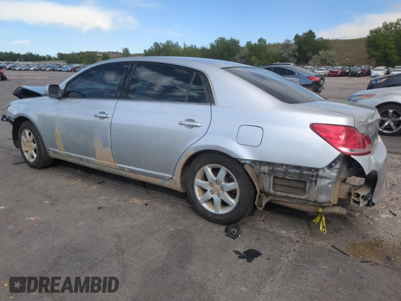 2007 Toyota Avalon XL z VIN 4T1BK36B17U195702, wystawiony jako Copart lot #58081355 z przebiegiem Nie podano mil oraz Szkoda całkowita • Salvage title. Historia ofert i sprzedaży dostępna na DreamBid. Obrazek 2.