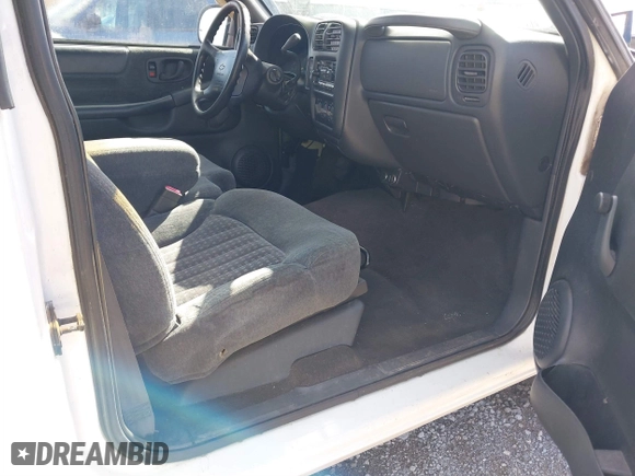1998 Chevrolet S-10 with VIN 1GCCS1447WK260094, listed as a IAAI auction lot 41648784 with 173,562 mi miles. Bid and sale history available at carsss.com. Image 5.