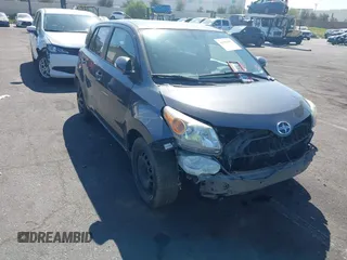 2014 Scion xD z VIN JTKKUPB46E1043838, wystawiony jako IAAI lot #41991447 z przebiegiem 114 357 mil mil oraz . Historia ofert i sprzedaży dostępna na DreamBid. Obrazek 1.