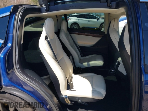 2017 Tesla Model X 90D z VIN 5YJXCBE26HF079022, wystawiony jako IAAI lot #41847954 z przebiegiem 74 940 mil mil oraz . Historia ofert i sprzedaży dostępna na DreamBid. Obrazek 8.