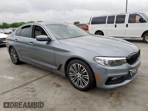 2018 BMW 5 Series 530i z VIN WBAJA5C51JWA37384, wystawiony jako Copart lot #55061215 z przebiegiem 113 809 mil mil oraz Szkody całkowita. Historia ofert i sprzedaży dostępna na DreamBid. Obrazek 4.