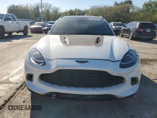 2021 Aston Martin DBX z VIN SCFVUJAW8MTV02134, wystawiony jako Copart lot #72456004 z przebiegiem Nie podano mil oraz Szkody całkowita. Historia ofert i sprzedaży dostępna na DreamBid. Obrazek 5.