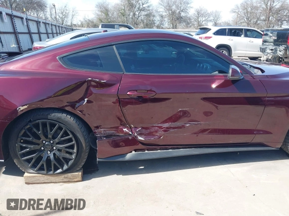 2018 Ford Mustang EcoBoost z VIN 1FA6P8TH3J5132136, wystawiony jako IAAI lot #41741496 z przebiegiem 62 526 mil mil oraz . Historia ofert i sprzedaży dostępna na DreamBid. Obrazek 14.