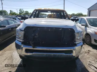 2017 Ram 2500 Tradesman z VIN 3C6UR5HJ9HG719988, wystawiony jako Copart lot #58069794 z przebiegiem Nie podano mil oraz Nie do naprawy • Non repairable. Historia ofert i sprzedaży dostępna na DreamBid. Obrazek 5.