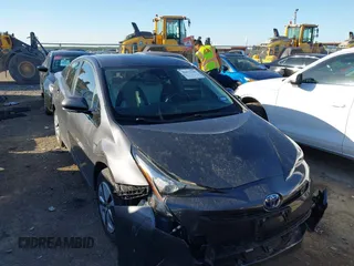 2018 Toyota Prius Two z VIN JTDKARFU0J3551257, wystawiony jako IAAI lot #42073749 z przebiegiem 18 221 mil mil oraz . Historia ofert i sprzedaży dostępna na DreamBid. Obrazek 1.