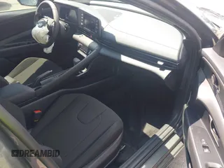 2025 Hyundai Elantra SEL Sport z VIN KMHLM4DG4SU980596, wystawiony jako IAAI lot #42295412 z przebiegiem 28 mil mil oraz . Historia ofert i sprzedaży dostępna na DreamBid. Obrazek 5.