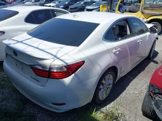 2015 Lexus ES 300h Hybrid with VIN JTHBW1GG2F2092904, listed as a IAAI auction lot 41686129 with 1 mi miles. Bid and sale history available at carsss.com. Image 4.