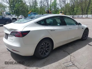 2020 Tesla Model 3 Long Range z VIN 5YJ3E1EB0LF712545, wystawiony jako IAAI lot #42198461 z przebiegiem 22 322 mil mil oraz . Historia ofert i sprzedaży dostępna na DreamBid. Obrazek 4.