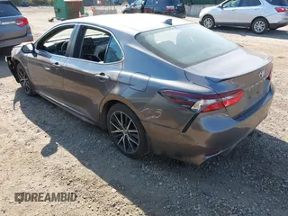 2023 Toyota Camry SE z VIN 4T1G11BK6PU096991, wystawiony jako IAAI lot #42062219 z przebiegiem 82 824 mil mil oraz . Historia ofert i sprzedaży dostępna na DreamBid. Obrazek 3.