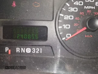2006 Ford F-250 XL z VIN 1FTSW215X6ED62071, wystawiony jako IAAI lot #42416841 z przebiegiem 240 855 mil mil oraz . Historia ofert i sprzedaży dostępna na DreamBid. Obrazek 16.