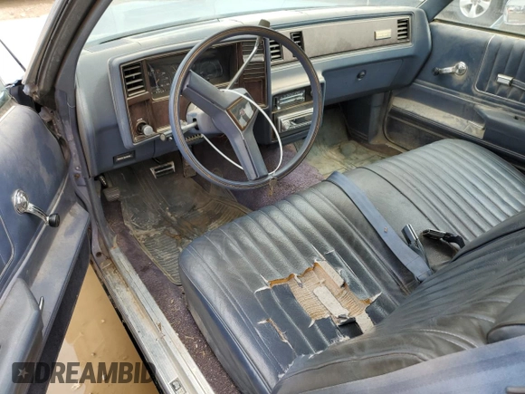 1984 Chevrolet Monte Carlo z VIN 1G1AZ37H3ER221496, wystawiony jako Copart lot #54297665 z przebiegiem 91 351 mil mil oraz Szkody całkowita. Historia ofert i sprzedaży dostępna na DreamBid. Obrazek 8.