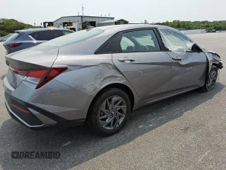 2024 Hyundai Elantra SEL z VIN KMHLM4DG6RU778028, wystawiony jako Copart lot #59693495 z przebiegiem 33 282 mil mil oraz Nie do naprawy • Non repairable. Historia ofert i sprzedaży dostępna na DreamBid. Obrazek 3.