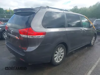 2011 Toyota Sienna XLE z VIN 5TDDK3DC0BS006768, wystawiony jako IAAI lot #42279275 z przebiegiem 172 856 mil mil oraz . Historia ofert i sprzedaży dostępna na DreamBid. Obrazek 4.