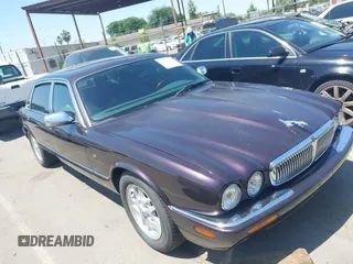 1998 Jaguar XJ Vanden Plas z VIN SAJKX6248WC821914, wystawiony jako IAAI lot #42386077 z przebiegiem 184 634 mil mil oraz . Historia ofert i sprzedaży dostępna na DreamBid. Obrazek 1.