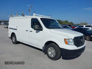 2017 Nissan NV Cargo S z VIN 1N6BF0KM4HN800982, wystawiony jako IAAI lot #40889234 z przebiegiem 136 412 mil mil oraz . Historia ofert i sprzedaży dostępna na DreamBid. Obrazek 1.