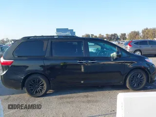 2017 Toyota Sienna XLE Auto Access Seat z VIN 5TDYZ3DC0HS876848, wystawiony jako IAAI lot #42141322 z przebiegiem 111 251 mil mil oraz . Historia ofert i sprzedaży dostępna na DreamBid. Obrazek 12.