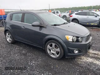 2013 Chevrolet Sonic LTZ z VIN 1G1JE6SH8D4172635, wystawiony jako IAAI lot #42279142 z przebiegiem 140 771 mil mil oraz . Historia ofert i sprzedaży dostępna na DreamBid. Obrazek 1.
