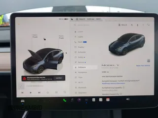 2025 Tesla Model Y Long Range z VIN 7SAYGDED8SF259764, wystawiony jako IAAI lot #42095888 z przebiegiem 2 685 mil mil oraz . Historia ofert i sprzedaży dostępna na DreamBid. Obrazek 7.