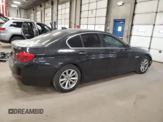2015 BMW 5 Series 528i z VIN WBA5A5C59FD512538, wystawiony jako Copart lot #53160655 z przebiegiem 122 980 mil mil oraz Czysty tytuł • Clean title. Historia ofert i sprzedaży dostępna na DreamBid. Obrazek 3.
