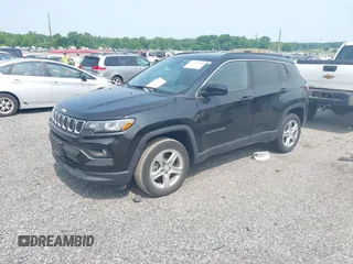 2023 Jeep Compass Altitude z VIN 3C4NJDBN3PT531113, wystawiony jako IAAI lot #42424849 z przebiegiem Nie podano mil oraz . Historia ofert i sprzedaży dostępna na DreamBid. Obrazek 2.