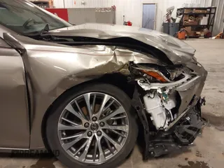 2021 Lexus ES 250 z VIN 58AD11D11MU007968, wystawiony jako IAAI lot #41968246 z przebiegiem 11 522 mil mil oraz . Historia ofert i sprzedaży dostępna na DreamBid. Obrazek 18.