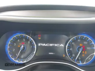 2020 Chrysler Pacifica Touring L Plus z VIN 2C4RC1EG5LR203664, wystawiony jako IAAI lot #42088493 z przebiegiem 104 745 mil mil oraz . Historia ofert i sprzedaży dostępna na DreamBid. Obrazek 7.