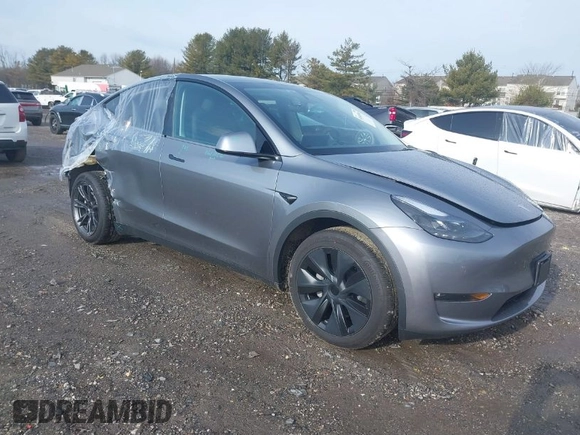 2025 Tesla Model Y Long Range with VIN 7SAYGDEE3SF218015, listed as a IAAI auction lot 41448106 with 1,588 mi miles and . Bid and sale history available at carsss.com. Image 1.