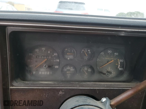 1985 Chevrolet El Camino z VIN 3GCCW80H9FS915947, wystawiony jako Copart lot #84659344 z przebiegiem 38 549 mil mil oraz Szkoda całkowita • Salvage title. Historia ofert i sprzedaży dostępna na DreamBid. Obrazek 9.