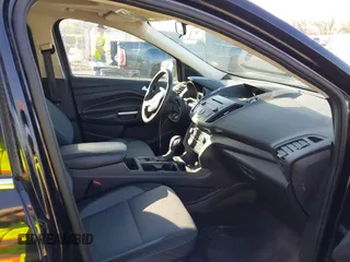 2018 Ford Escape SE z VIN 1FMCU9GD5JUB15259, wystawiony jako IAAI lot #42182040 z przebiegiem 122 194 mil mil oraz . Historia ofert i sprzedaży dostępna na DreamBid. Obrazek 5.