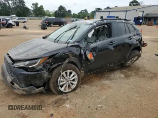 2022 Toyota Corolla Cross LE z VIN 7MUCAAAG9NV024206, wystawiony jako Copart lot #53733855 z przebiegiem 5610 mil mil oraz Szkody całkowita. Historia ofert i sprzedaży dostępna na DreamBid. Obrazek 1.