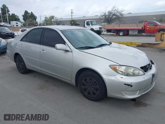 2005 Toyota Camry STD z VIN 4T1BE32K95U610596, wystawiony jako IAAI lot #41908876 z przebiegiem 249 640 mil mil oraz . Historia ofert i sprzedaży dostępna na DreamBid. Obrazek 1.