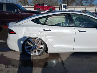 2022 Tesla Model S Plaid z VIN 5YJSA1E63NF483873, wystawiony jako IAAI lot #41204003 z przebiegiem 15 mil mil oraz . Historia ofert i sprzedaży dostępna na DreamBid. Obrazek 19.