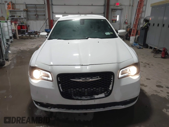 2016 Chrysler 300 with VIN 2C3CCAGG7GH171013, listed as a IAAI auction lot 41531620 with 92,134 mi miles. Bid and sale history available at carsss.com. Image 12.