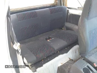 1996 Chevrolet Tracker z VIN 2CNBE1862T6948982, wystawiony jako IAAI lot #42719225 z przebiegiem 257 760 mil mil oraz . Historia ofert i sprzedaży dostępna na DreamBid. Obrazek 8.