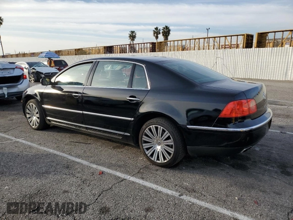 2006 Volkswagen Phaeton z VIN WVWAF03D268002733, wystawiony jako Copart lot #44980475 z przebiegiem 90 539 mil mil oraz Czysty tytuł • Clean title. Historia ofert i sprzedaży dostępna na DreamBid. Obrazek 2.