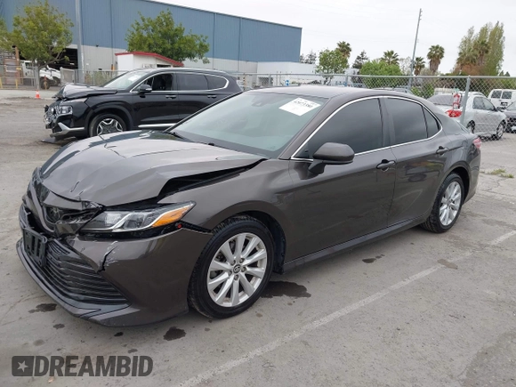 2019 Toyota Camry LE z VIN 4T1B11HK7KU702244, wystawiony jako IAAI lot #42073380 z przebiegiem 72 602 mil mil oraz . Historia ofert i sprzedaży dostępna na DreamBid. Obrazek 2.