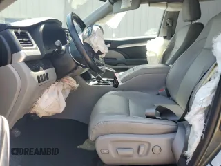 2019 Toyota Highlander SE z VIN 5TDJZRFH8KS705933, wystawiony jako Copart lot #61990425 z przebiegiem 65 839 mil mil oraz Szkoda całkowita • Salvage title. Historia ofert i sprzedaży dostępna na DreamBid. Obrazek 7.