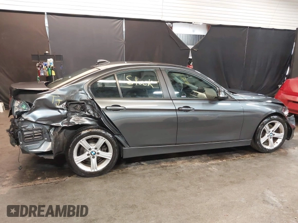 2015 BMW 3 Series 320i xDrive z VIN WBA3C3G57FNS76157, wystawiony jako IAAI lot #42042392 z przebiegiem 93 756 mil mil oraz . Historia ofert i sprzedaży dostępna na DreamBid. Obrazek 13.