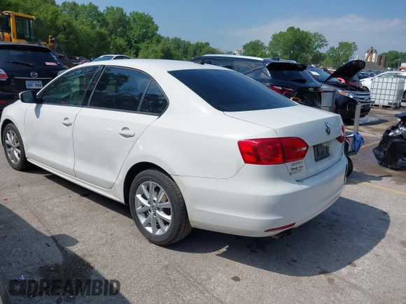 2011 Volkswagen Jetta SE z VIN 3VWDX7AJ4BM052225, wystawiony jako IAAI lot #42192222 z przebiegiem 324 889 mil mil oraz . Historia ofert i sprzedaży dostępna na DreamBid. Obrazek 3.