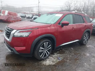 2024 Nissan Pathfinder Platinum z VIN 5N1DR3DJ1RC275508, wystawiony jako IAAI lot #41566678 z przebiegiem 5 326 mil mil oraz . Historia ofert i sprzedaży dostępna na DreamBid. Obrazek 2.