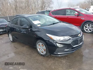 2017 Chevrolet Cruze LS z VIN 1G1BC5SM4H7270096, wystawiony jako IAAI lot #41237531 z przebiegiem 103 318 mil mil oraz . Historia ofert i sprzedaży dostępna na DreamBid. Obrazek 1.
