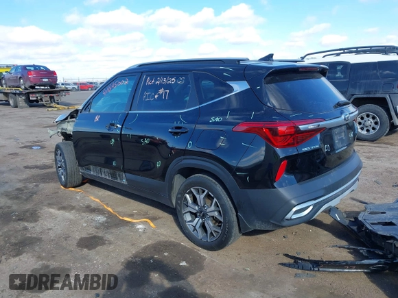 2021 Kia Seltos EX z VIN KNDERCAA6M7110505, wystawiony jako IAAI lot #41645002 z przebiegiem 45 403 mil mil oraz . Historia ofert i sprzedaży dostępna na DreamBid. Obrazek 3.