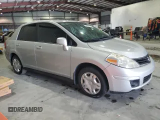 2011 Nissan Versa S z VIN 3N1BC1AP1BL424748, wystawiony jako Copart lot #59333105 z przebiegiem 167 489 mil mil oraz Szkoda całkowita • Salvage title. Historia ofert i sprzedaży dostępna na DreamBid. Obrazek 4.
