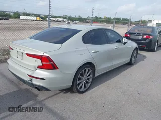 2019 Volvo S60 Momentum with VIN 7JR102FK0KG000679, listed as a IAAI auction lot 39804336 with 89,525 mi miles. Bid and sale history available at carsss.com. Image 4.