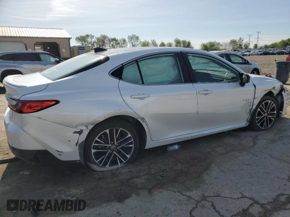 2025 Toyota Camry LE z VIN 4T1DAACK3SU570793, wystawiony jako Copart lot #55525395 z przebiegiem Nie podano mil oraz Szkoda całkowita • Salvage title. Historia ofert i sprzedaży dostępna na DreamBid. Obrazek 3.